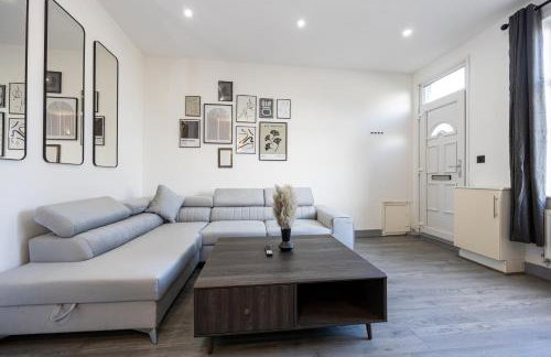 Bolton 2BR Cinema House, Free Parking, Fast WiFi, Comfortable Stay - Foto 4