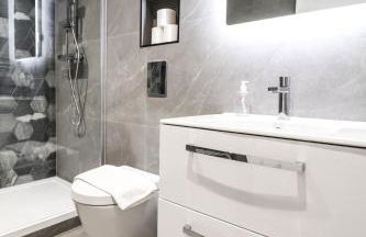 The Dashwood Suite - 2BR Modern Apt with Stylish Design Decor, Free Secure Underground Parking & 50" Smart TV - Foto 32