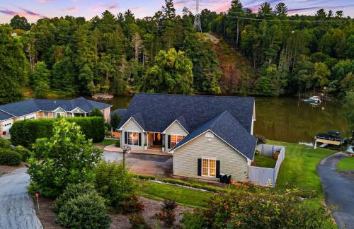 LKJ - Lakefront Home, Hot tub, Fire Pit, Games and Movie Room! - Foto 78