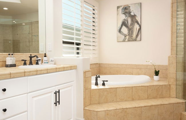 Luxury Resort Style Living w/ Pool & Jacuzzi - Foto 25