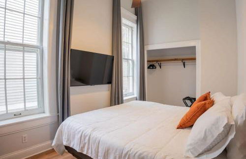 Remodeled Modern Home - private backyard & games! - Foto 23