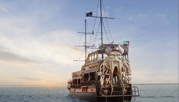 Paseo en barco pirata por el Canal de Dubái - Foto 2, Vistas del barco pirata navegando
