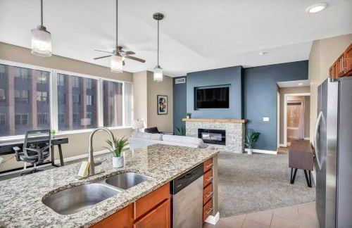 21st Floor Penthouse | Amazing Views of Downtown! - Photo 13