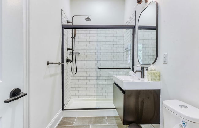 Sosuite Window Wall 1BR Apt w W D Desk - Photo 6