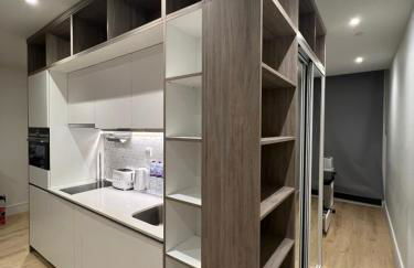 London Heathrow Airport Apartment Voyager House Terminal 12345 - EV electric and Parking available - Foto 23