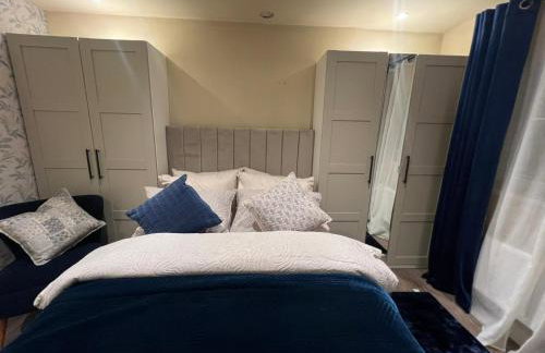 2 bedroom self catering detached outhouse with garden area - Photo 10