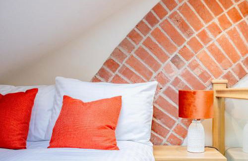 Exquisite Renovation in Central Location with Garden and Parking - Photo 60