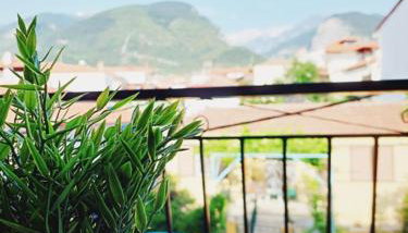 Intimate Olympus House - Photo 3