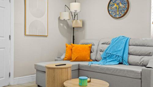 Remodeled 2BR Apartment w/ Garden Deck - Photo 4
