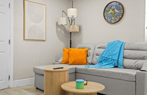Remodeled 2BR Apartment w/ Garden Deck - Photo 4