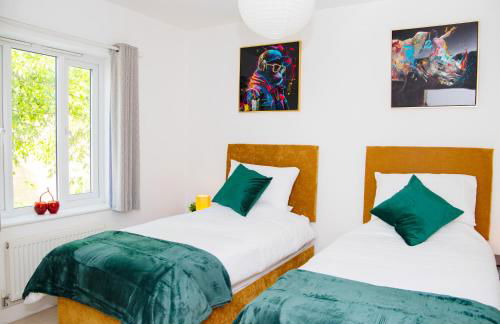 Lavish 4-Bedrooms with Modern Home Features - Guest 8 - Hi-Speed Wi-Fi - Luxury Garden - Private Ample Parking - Foto 11