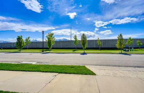 Hike, Golf and Ski Family Home in South Jordan - Foto 32