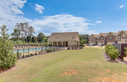 Lawrenceville Townhome w/ Community Pool Access! - Foto 3