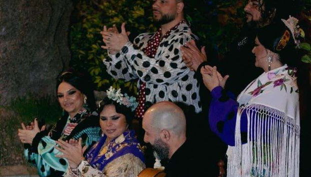 Bailaoras de flamenco tocando palmas