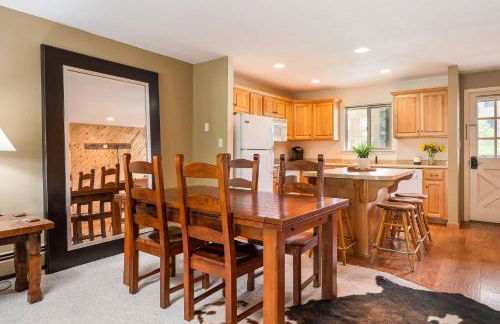 Ski Town Hideaway | Fireplace + Walk to Downtown - Foto 22