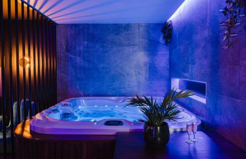Love Room Les Private Places - Lit King Size et Jacuzzi Privé - Photo 2