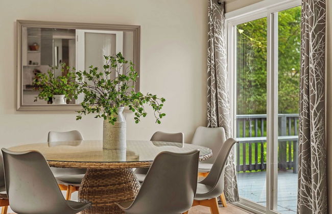 Inn the Poconos by Avantstay Private Lake Access Enclosed Hot Tub - Photo 17