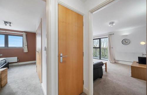 Modern 2 bed 2 bath with Balcony in Rayners lane Pinner Harrow near Wembley Greater London - Photo 26