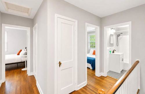 Stately 5BR Historic Retreat - CozySuites - Foto 24