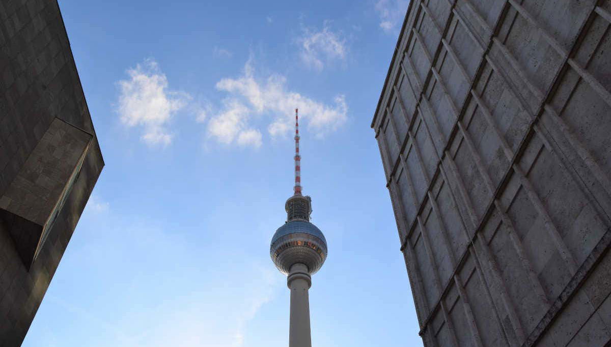 A torre vista do chão