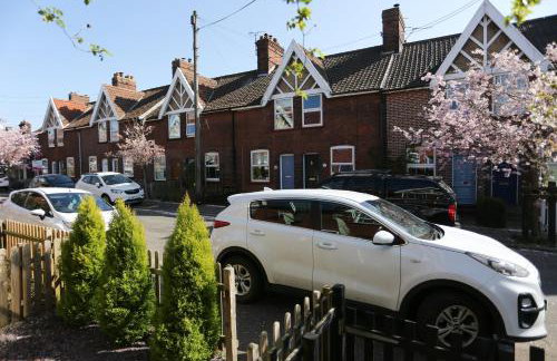 Cosy Dog Friendly Cottage with Woodburner & Garden - Photo 14