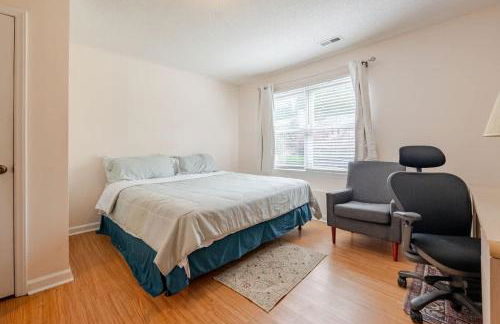 Great 4BR Home Near Emerald Pointe & Downtown - Foto 8