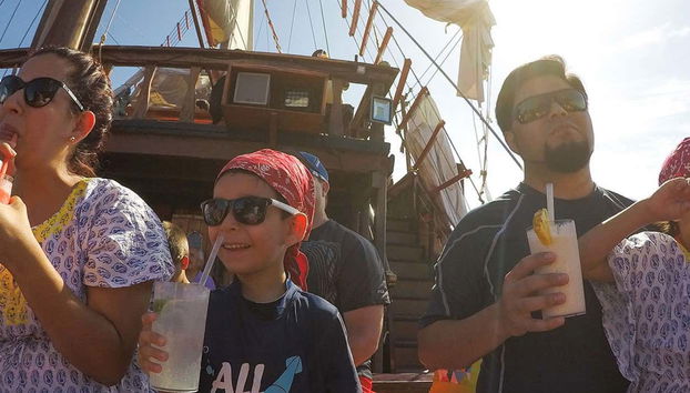 Passeio familiar no barco pirata