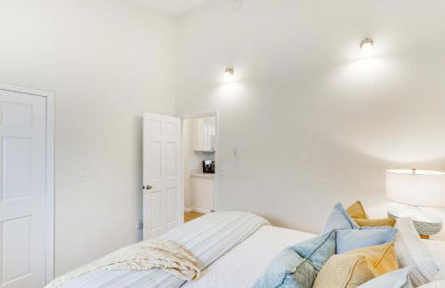 Steps to Beach! Airy Coastal Escape with Deck - Foto 12