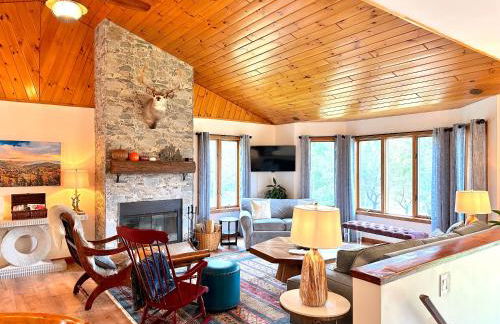 Stylish Mountain Chalet 15mins to Gore Mountain , Large Hot Tub, Playroom & Large Heated Pool - Foto 2