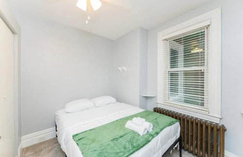 TWO town homes! 6 Bedrooms, 2 King beds, Walk to Eats - Foto 64