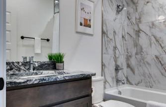 Charming East Nash Retreat, Walk to Dining Faves, Cozy Den, Workspace and Smart TVs, Plush Velvet Sofa, Full Kitchen & Garage, Near Mas Tacos & Five Points, 10 Min to Broadway, 24 Hr Hospitality - Foto 11