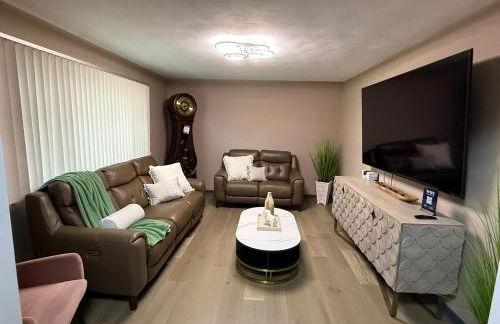 Delightful 3 Bd Home with King size bed, hot tub, playground! - Foto 6