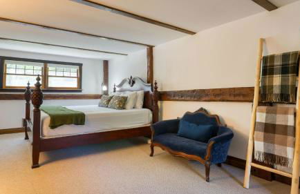 Historic Barn Retreat w Pool Pond Views Longview Pond Lodge by AvantStay - Foto 21