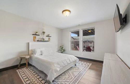 Spacious 5BR Family Townhome with Hot Tub and Garage - Foto 17