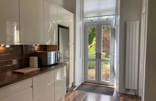 Lovely main door 2 bed apartment - Foto 6