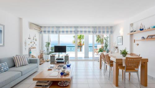 Beachfront Modern Apartment - Photo 2