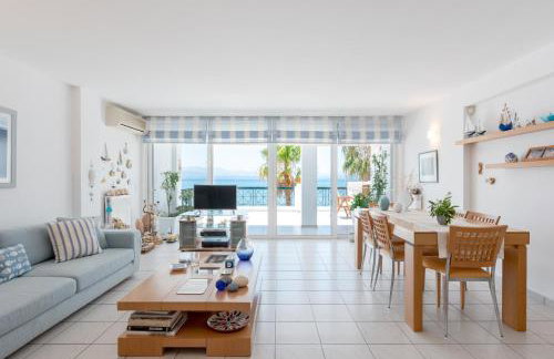 Beachfront Modern Apartment - Photo 2