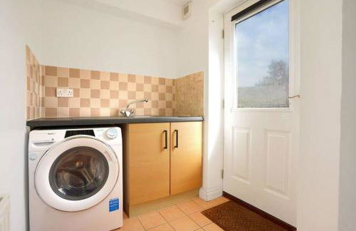 Grange House with Free Parking, Garden, Superfast Wifi and Smart TVs with Netflix by Yoko Property - Photo 21