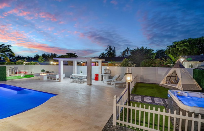 Luxury Escape: Pool, Hot Tub, Gym And More! 6 Bedroom Villa by RedAwning - Foto 27