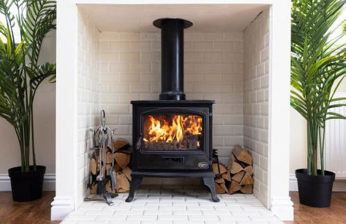 JOIVY Greenknowes Cottage with Hot Tub & Fireplace - Photo 8