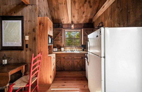 Vibrant Woodland Cabin Sanctuary near Great Cacapon River in West Virginia - Foto 4
