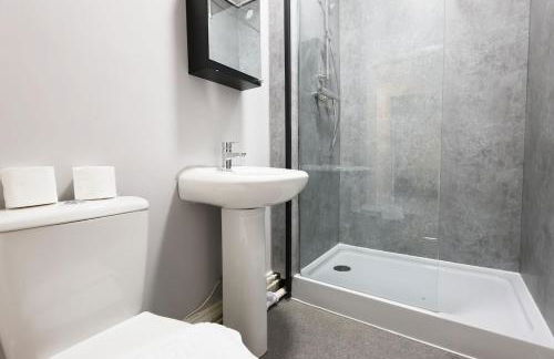 Modern 3 Bed - M4 ACCESS - Wi-Fi - Photo 36
