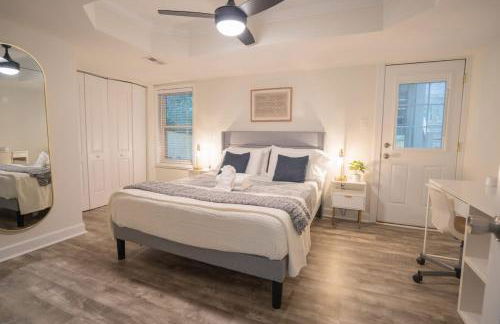 6 Min to North Hills - Private deck - In Unit Washer and Dryer - Foto 1