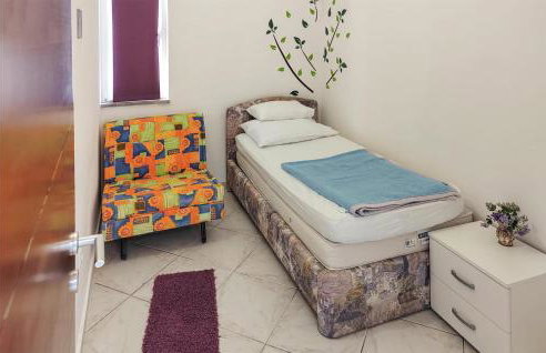 Awesome Apartment In Rtina With Kitchen - Foto 9