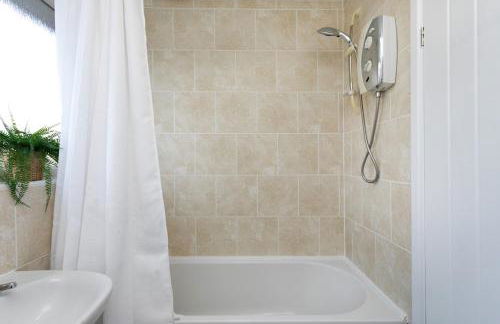 Cosy 4-BDR Family-Friendly House in North Hykeham, with High Speed Free WiFi, Secure Parking, Sleeps Up to 7, Long-Term Stays Allowed! - Foto 5