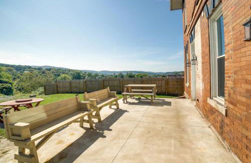 Inviting Connellsville Getaway with Deck! - Foto 35