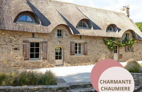 Maison typique bretonne avec toit de chaume - Foto 1