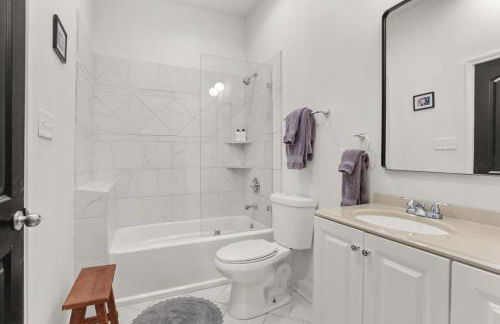 Fabulous Classy and Comfy 3BD 2BA Home and Parking - Foto 20