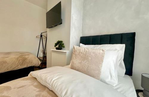 Central 4 Bed Home, FreeParking, 5TVs, Superfast WiFi - Photo 17