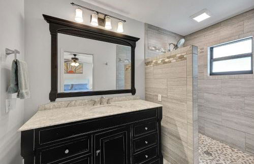 Heated Pool, Sleeps 10, Relaxing Lanai, Near Beaches, Pet Friendly! - Foto 12